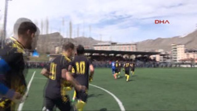 Hakkari Yüksekova Maçında 'Polis Haftanız Kutlu Olsun' Pankartı