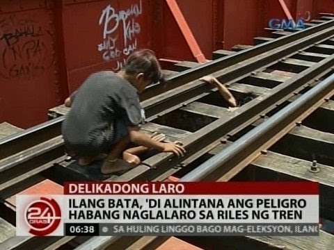 24 Oras: Ilang bata, 'di alintana ang peligro habang naglalaro sa riles ng tren