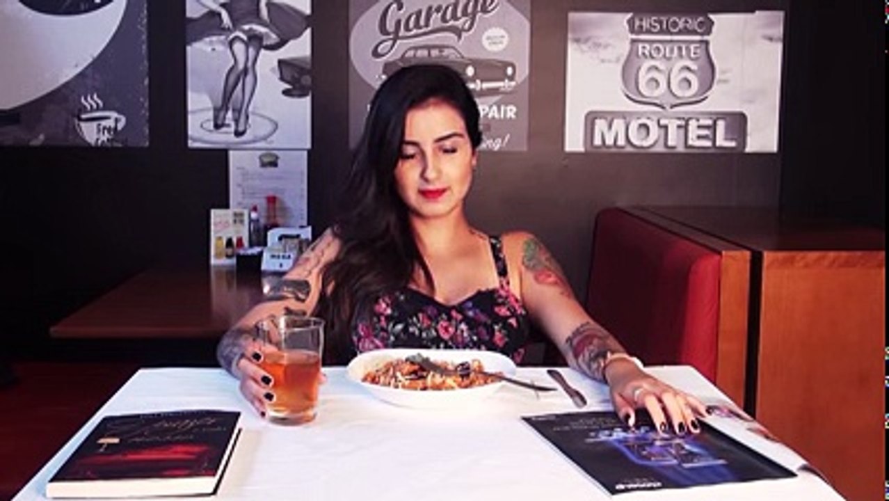 ELLE ESSAYE DE MANGER AVEC UN VIBROMASSEUR ENTRE LES JAMBES ! (VIDÉO)