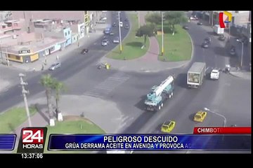 Chimbote: grúa derrama aceite sobre pista y provoca 3 accidentes