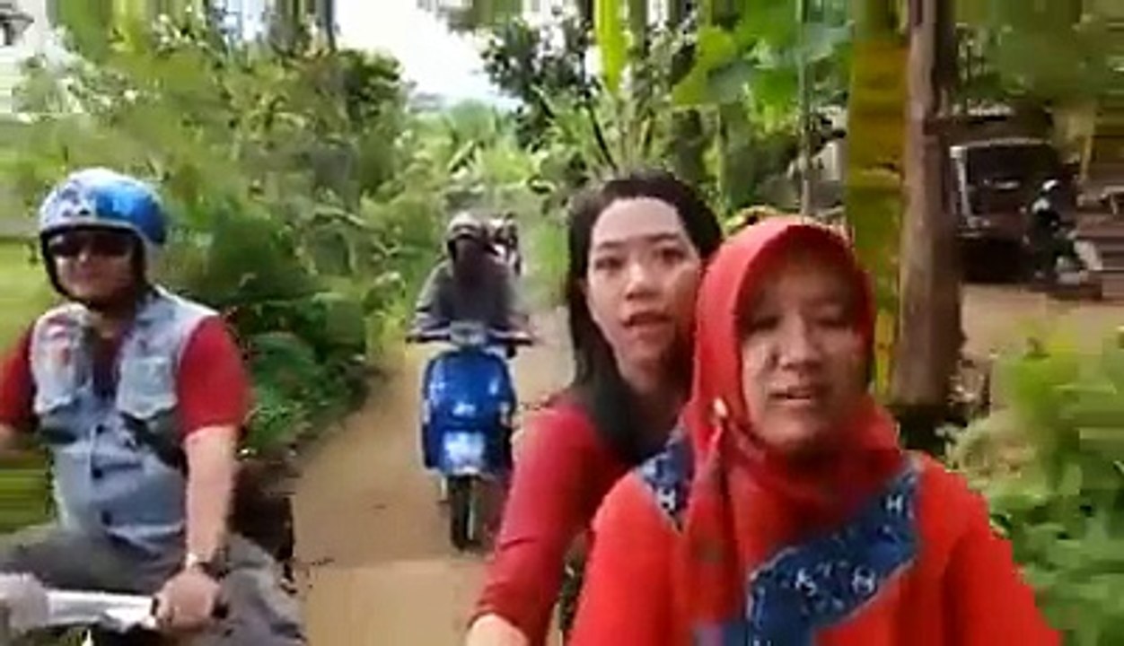 Cewek Cantik Touring Vespa