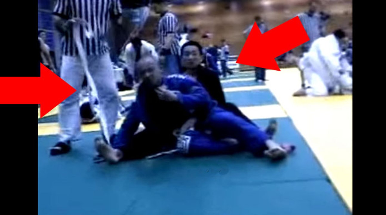 Faixa Branca ESTRANGULA Oponente com a Faixa durante a COMPETIÇÃO!