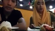 Cewek Ini Asik Selfi Saat Makan