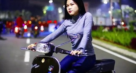 Potret Wanita Tangguh di Vespa