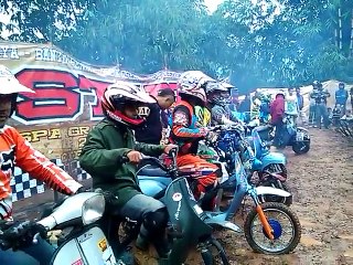 GRASSTRACK VESPA race in INDONESIA funny
