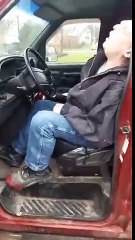 Cet homme retrouvé en pleine overdose à un feu dans sa voiture