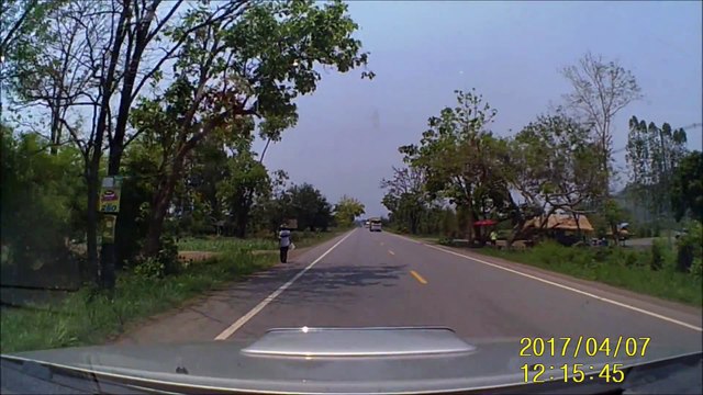 Ce conducteur a eu très chaud aux fesses... Dingue