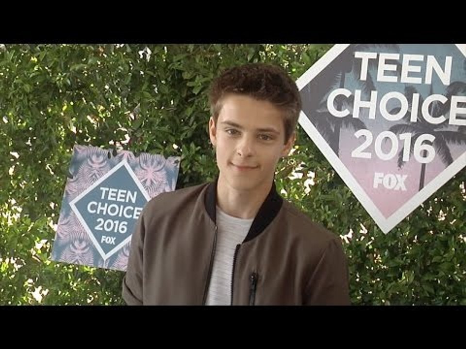 Corey Fogelmanis Teen Choice Awards 2016 Green Carpet