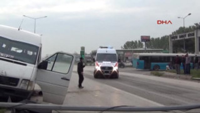 Bursa Inegöl'de Servis Aracına Tır Çarptı; 15 Yaralı