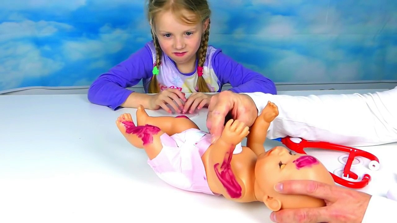La Poupée BABY BORN Tombe dans l'ESCALIER - Docteur et Urgence