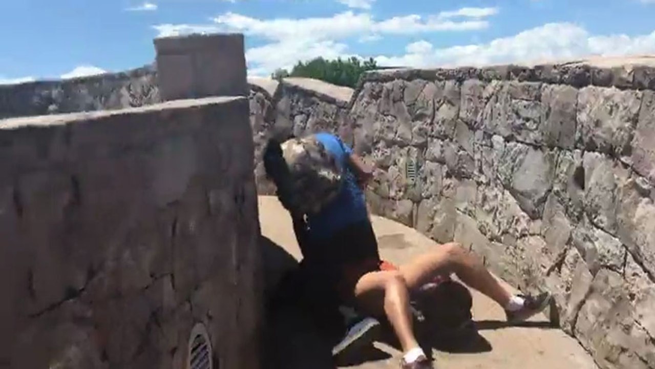 Un homme arrive au moment où un mec agresse sa copine