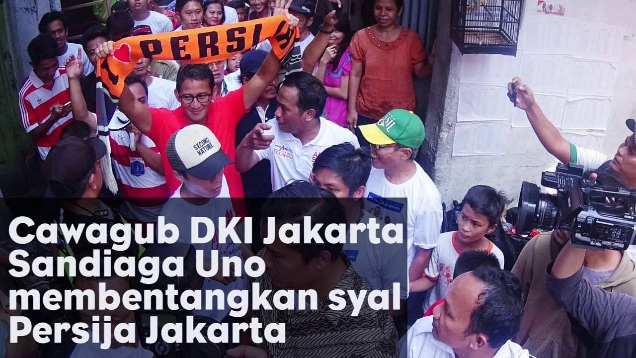 Sandiaga Uno Membentangkan Syal Persija Jakarta