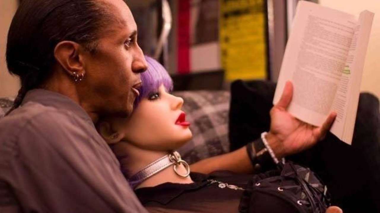Top 10 Most Bizarre Romances Between People and Objects