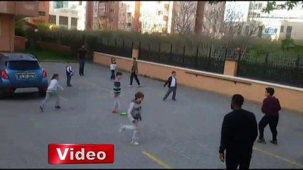 Fenerbahçeli Lens çocuklarla top oynadı