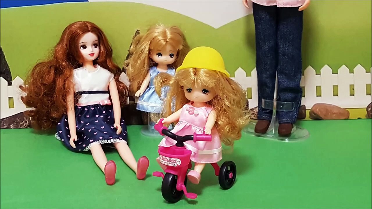 ミキちゃんマキちゃんパパから三輪車のプレゼント！三輪車にのってみたよ！★トイキッズ おもちゃ...