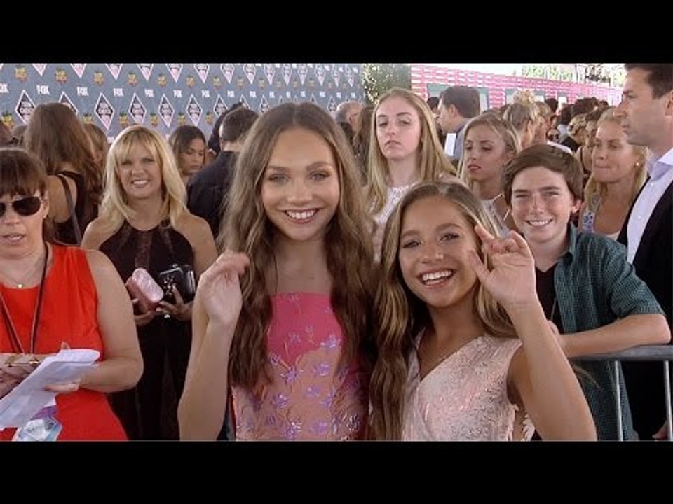 Maddie Ziegler & Mackenzie Ziegler Teen Choice Awards 2016 Green Carpet