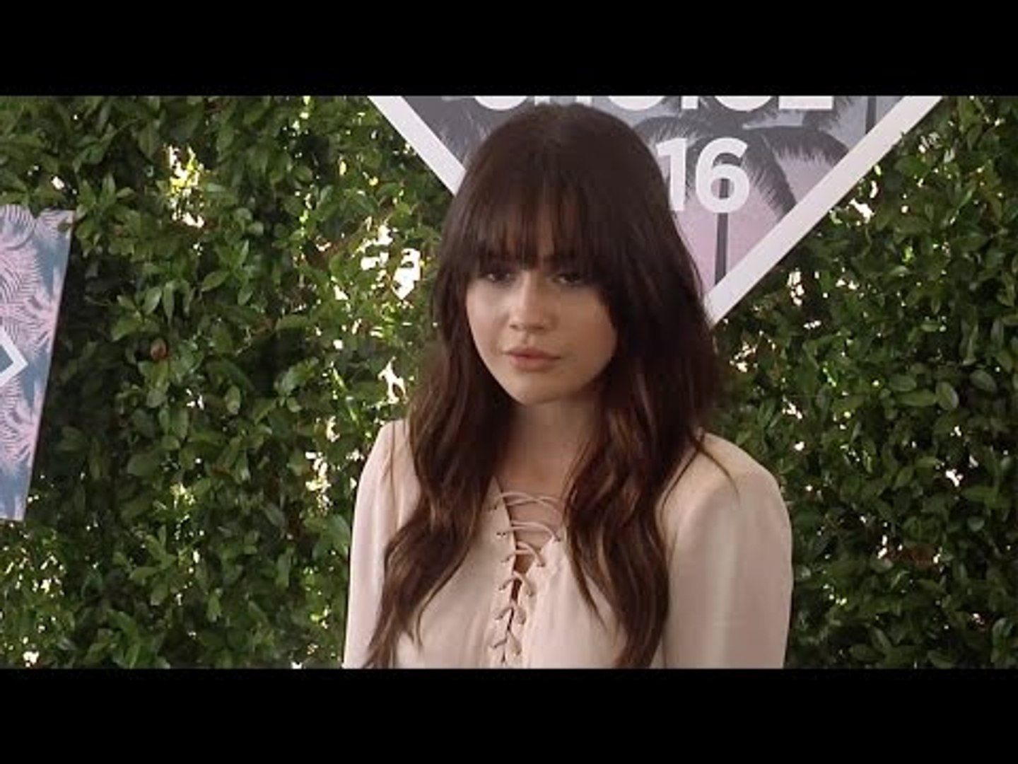 ⁣Bea Miller Teen Choice Awards 2016 Green Carpet
