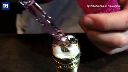 Ky 21 vjeçar ka talent të jashtëzakonshëm “pikturon” me tymin e cigares