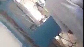 فيديو صادم طبيب يهين مسنّا و يمزّق أوراقه علي وجهه بمستشفى الرابطة