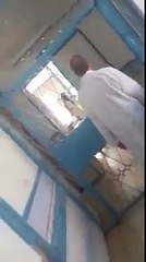 فيديو صادم طبيب يهين مسنّا و يمزّق أوراقه علي وجهه بمستشفى الرابطة