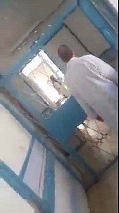 فيديو صادم طبيب يهين مسنّا و يمزّق أوراقه علي وجهه بمستشفى الرابطة