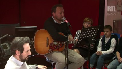 Oldelaf rend hommage aux mamans face à Bruno Putzulu dans "Paroles par Oldelaf"