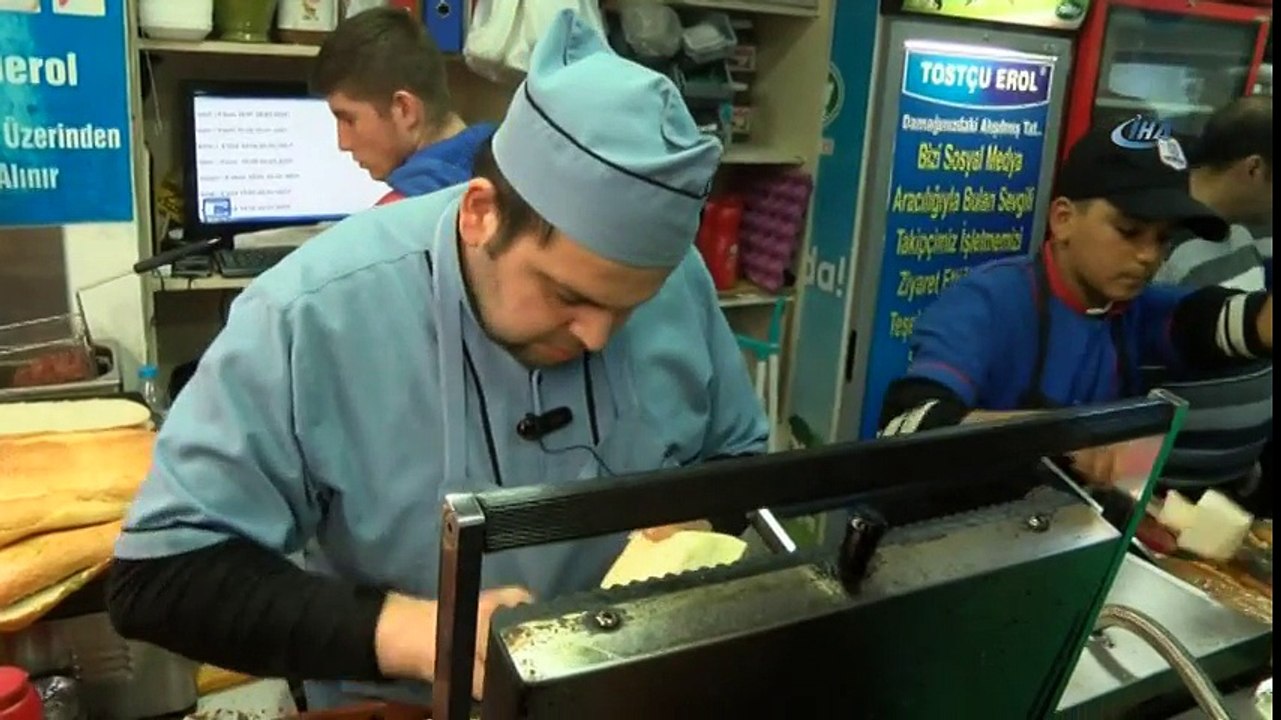 AK Partili Gül, Fenomen Tostçu Erol İle Tost Yaptı