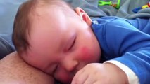 Elle filme son bébé pendant son sommeil. Ce qu’il fait est trop adorable !