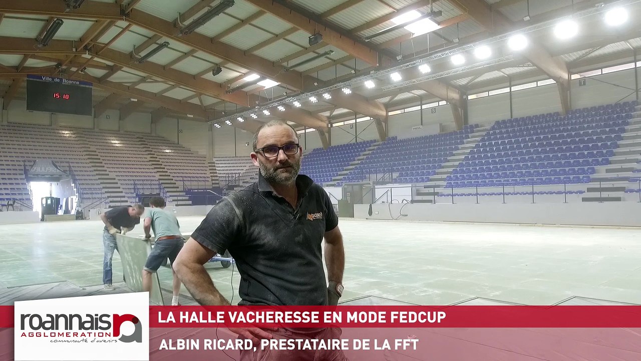 FedCup Roanne : Préparation du court à la Halle Vacheresse