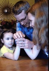 L'incroyable résistance d'une gamine de 7 ans qui fait bras de fer contre sa sœur de 15 ans