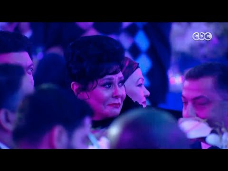 شاهد .. محمد صبحي بشكل كوميدي يقلد الفنانة “إسع...