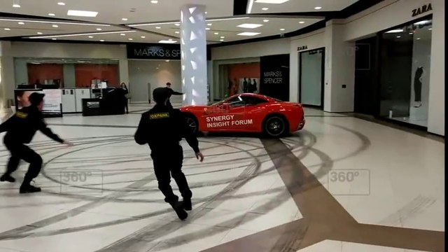 Un ancien maire drift avec sa Ferrari dans un centre commercial à Moscou