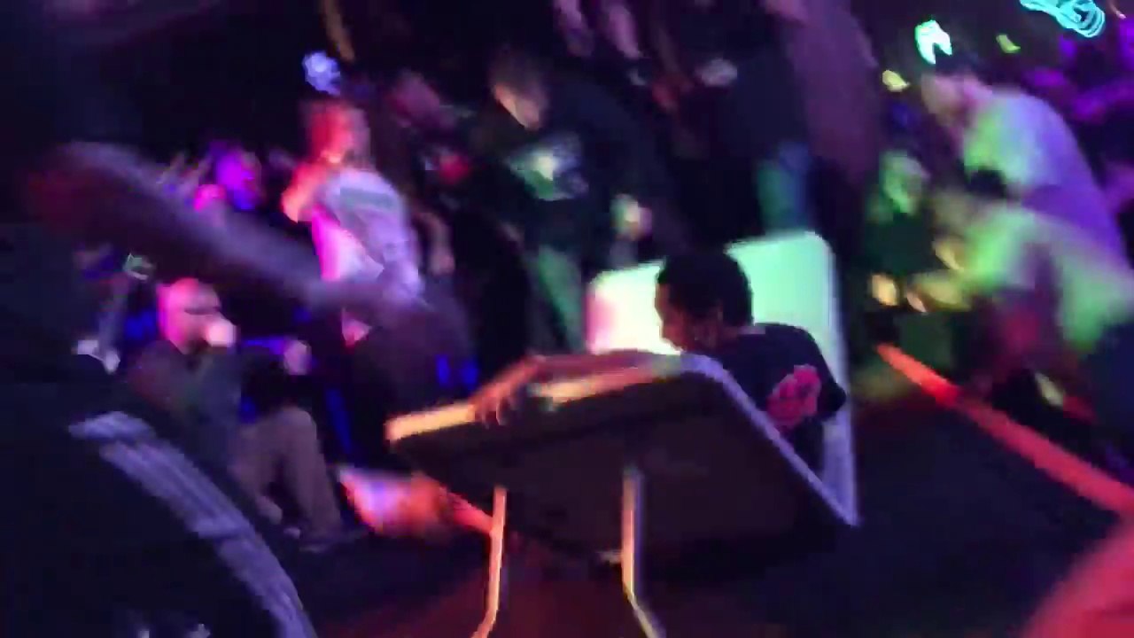 Gros bordel sur scène dans ce concert !!