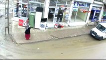 Şanlıurfa Otomobilden Fırlayan Taş Camı Delip Geçti