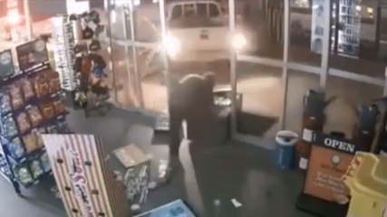 Ils embarquent le distributeur de billets avec un pickup.