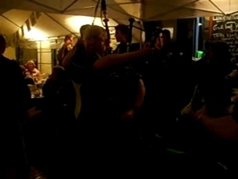 deux supporters écossais jouant de la cornemuse