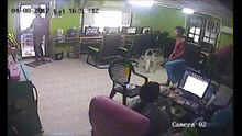 Cobra entra sem autorização num cibercafé e causa o caos aos clientes do espaço