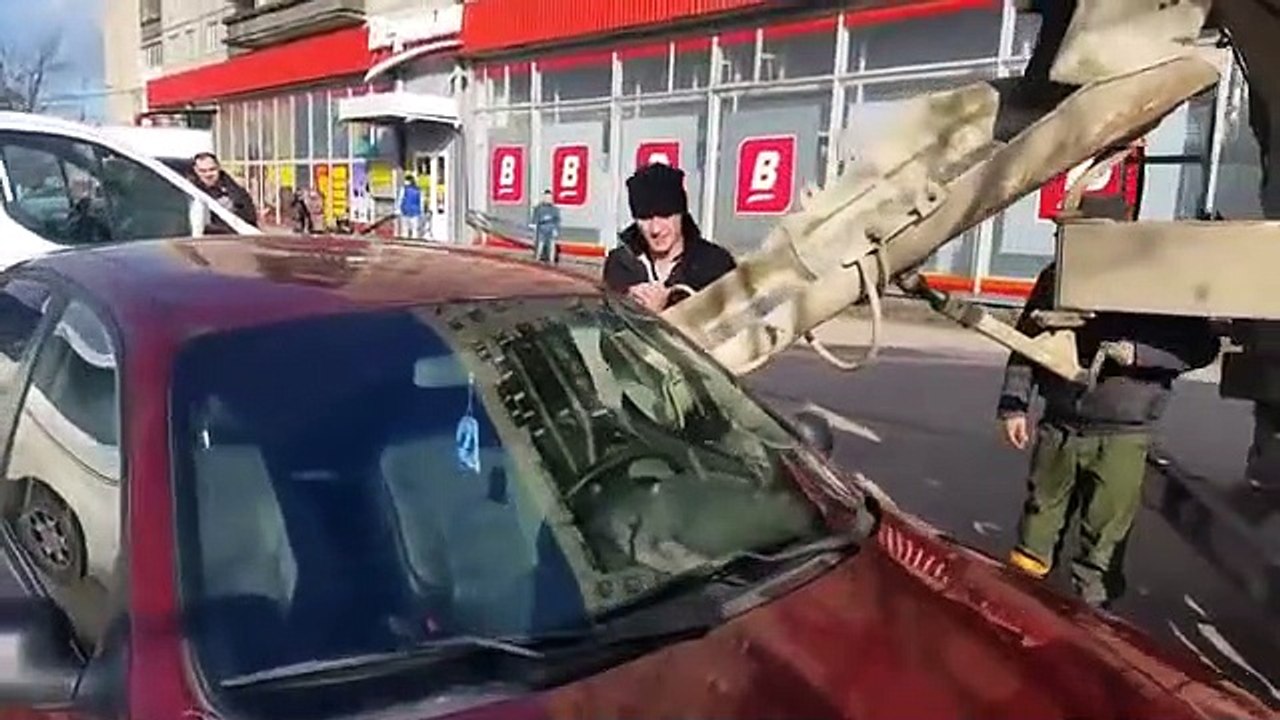 Il se venge de sa femme en remplissant sa voiture de béton