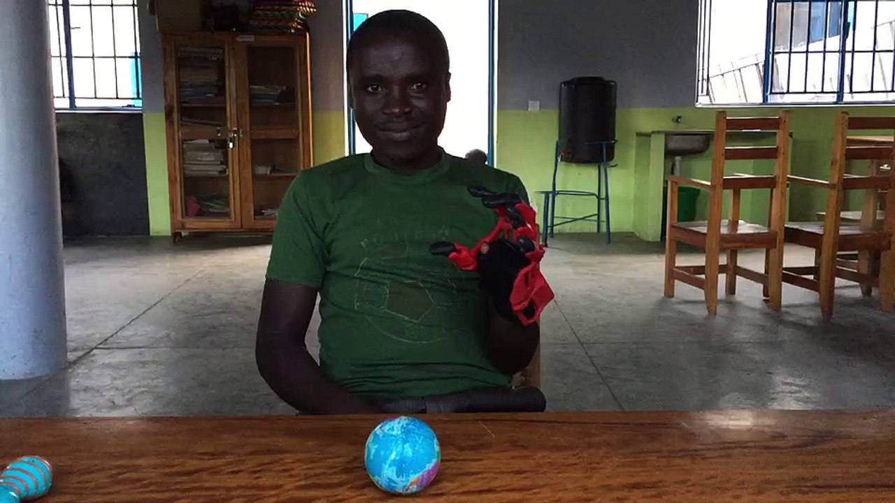 Isaac muestra el funcionamiento de su prótesis impresa en 3D