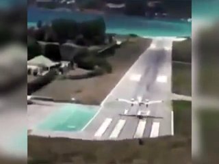Ce petit avion loupe son atterrissage et fini sa course dans l'eau