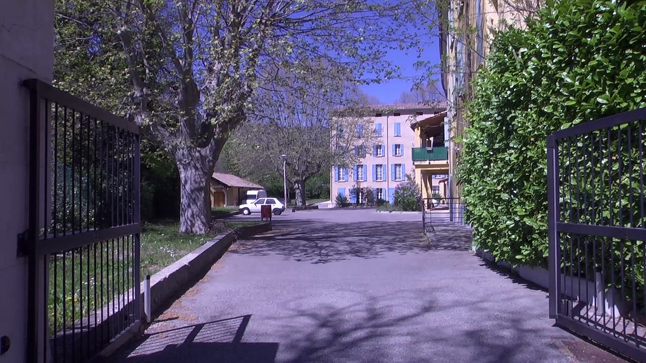 Alpes-de-Haute-Provence : Charles Honoré, le curé de Digne-les-Bains prépare Pâques avec soin