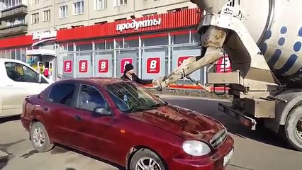 il coule du béton dans la voiture de sa femme pour se venger