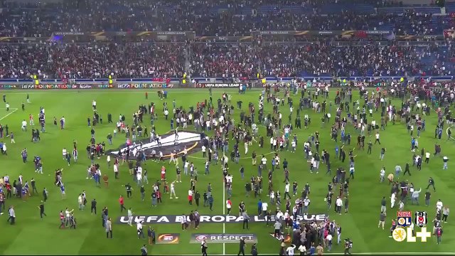 Les supporters envahissent la pelouse du Parc OL après des incidents en tribunes