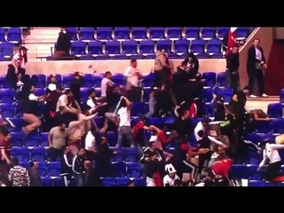 Lyon - Beşiktaş maçı öncesi taraftarlar sahaya girdi