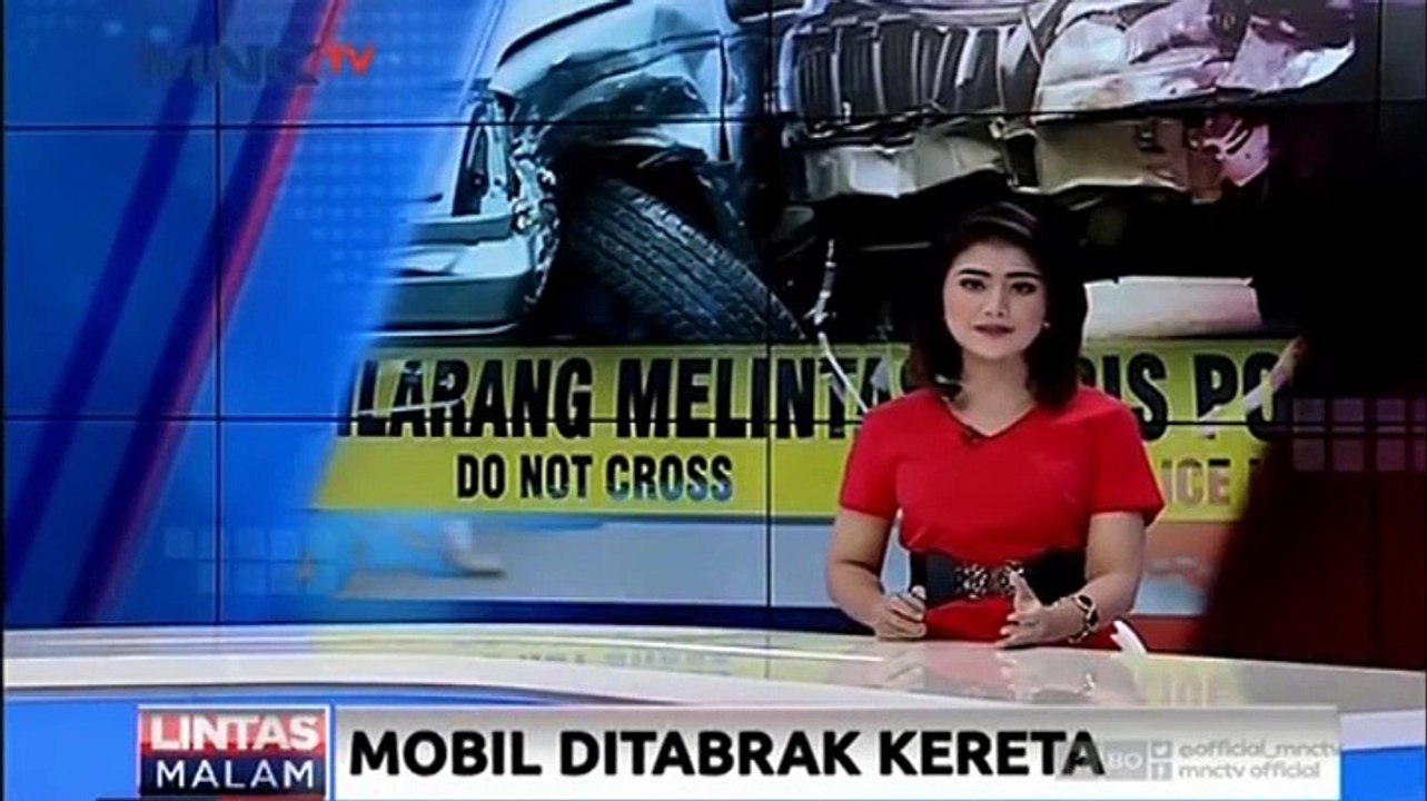Nekat Terobos Perlintasan, Minibus Dihajar Kere...