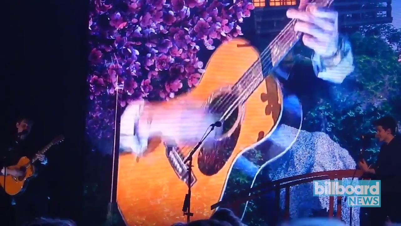 John Mayer & Shawn Mendes Perform Mash-Up of 'M...