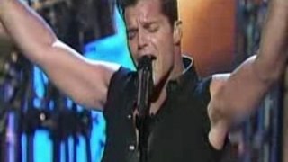 Ricky Martin_-_Medley (Live PremioLoNuestro 02 Jan 2005) [sv