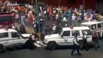 Venezolanos atacan con patadas voladoras a la Guardia Nacional