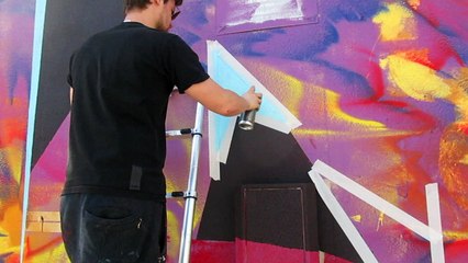 L'artiste Théo Lopez inaugure le mur du 12e, à l'angle des rues du Sahel et du général Bizot, 2e jour, milieu