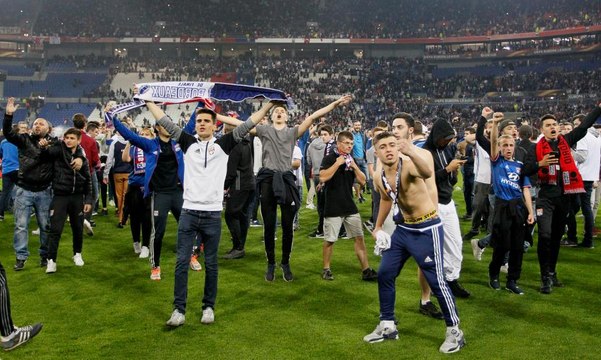 Crazy scenes at Lyon vs Besiktas - UEFA Europa League - 13-04-2017